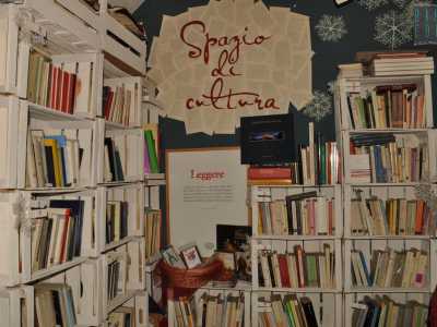 L'ingresso della piccola libreria temporanea Spazio di cultura, con la caratteristica scritta rossa realizzata su un collage di pagine. E' stata aperta per qualche settimana in un locale di strada Palazzo di Citt�